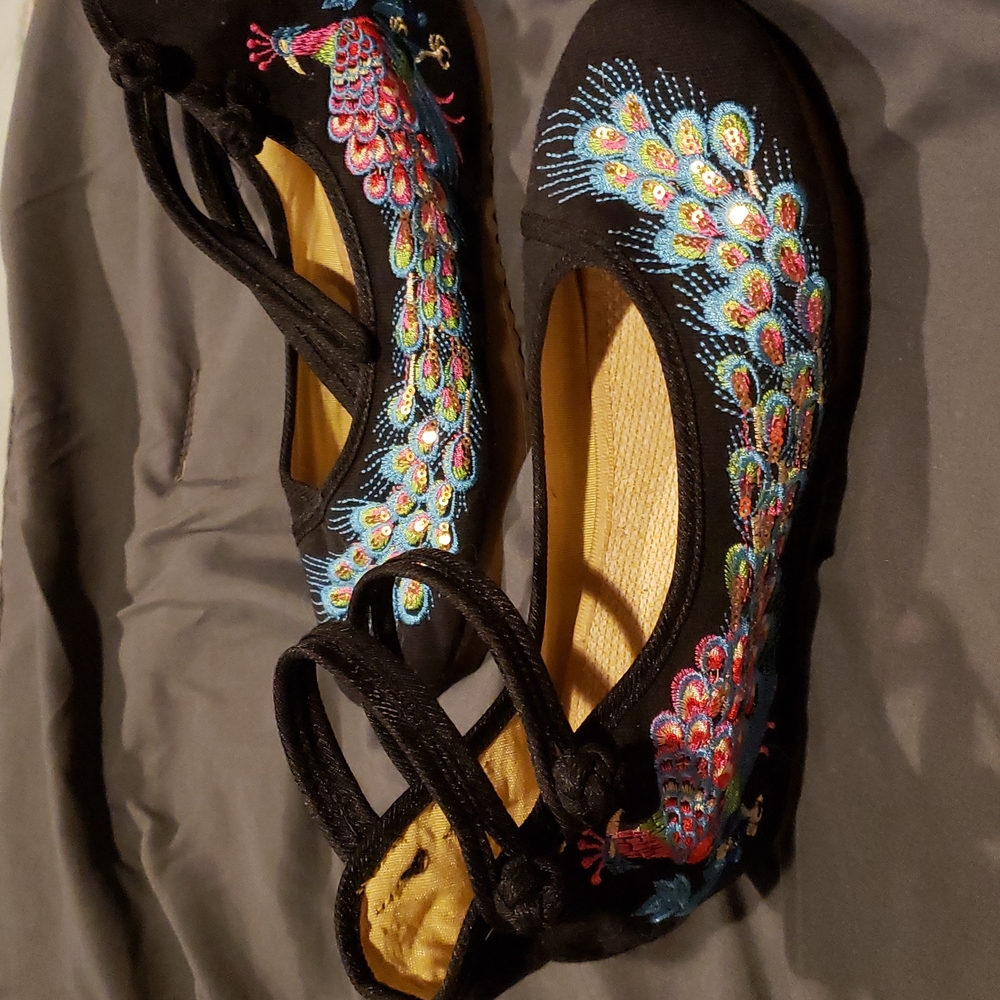 Peacock, ankle strap, asian style shoes. Very beautiful